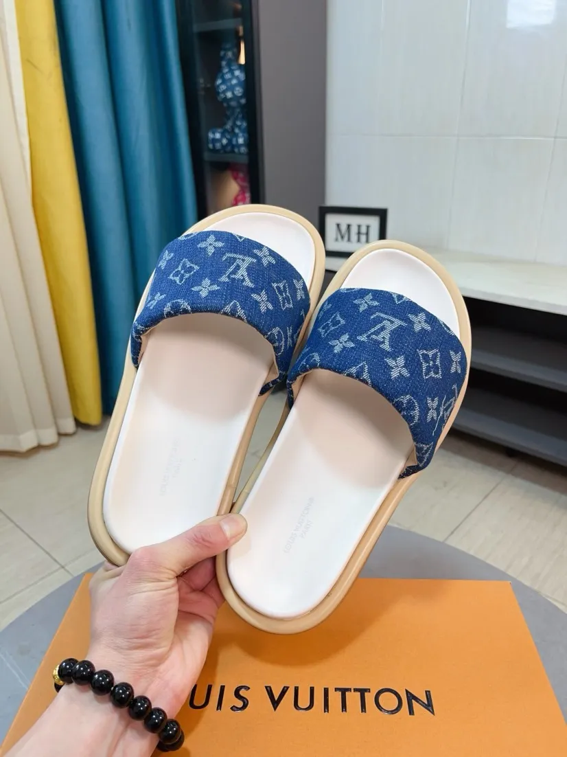 Ex-factory price 360🌹🌹 (lv-Louis Vuitton) New men's slippers, high-end boutique, exquisite embossed logo decoration on the upper, fine workmanship, super soft soles, casual, loose and comfortable, a must-have in summer! \nsize：38-44